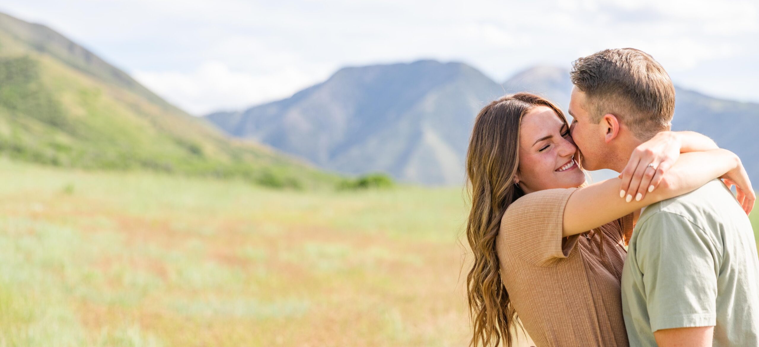 engagement photos in a utah field
